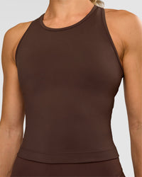 Woman wearing Flow Performance Tank 2.0 - Hot Chocolate | Model:Maja | Size:XS