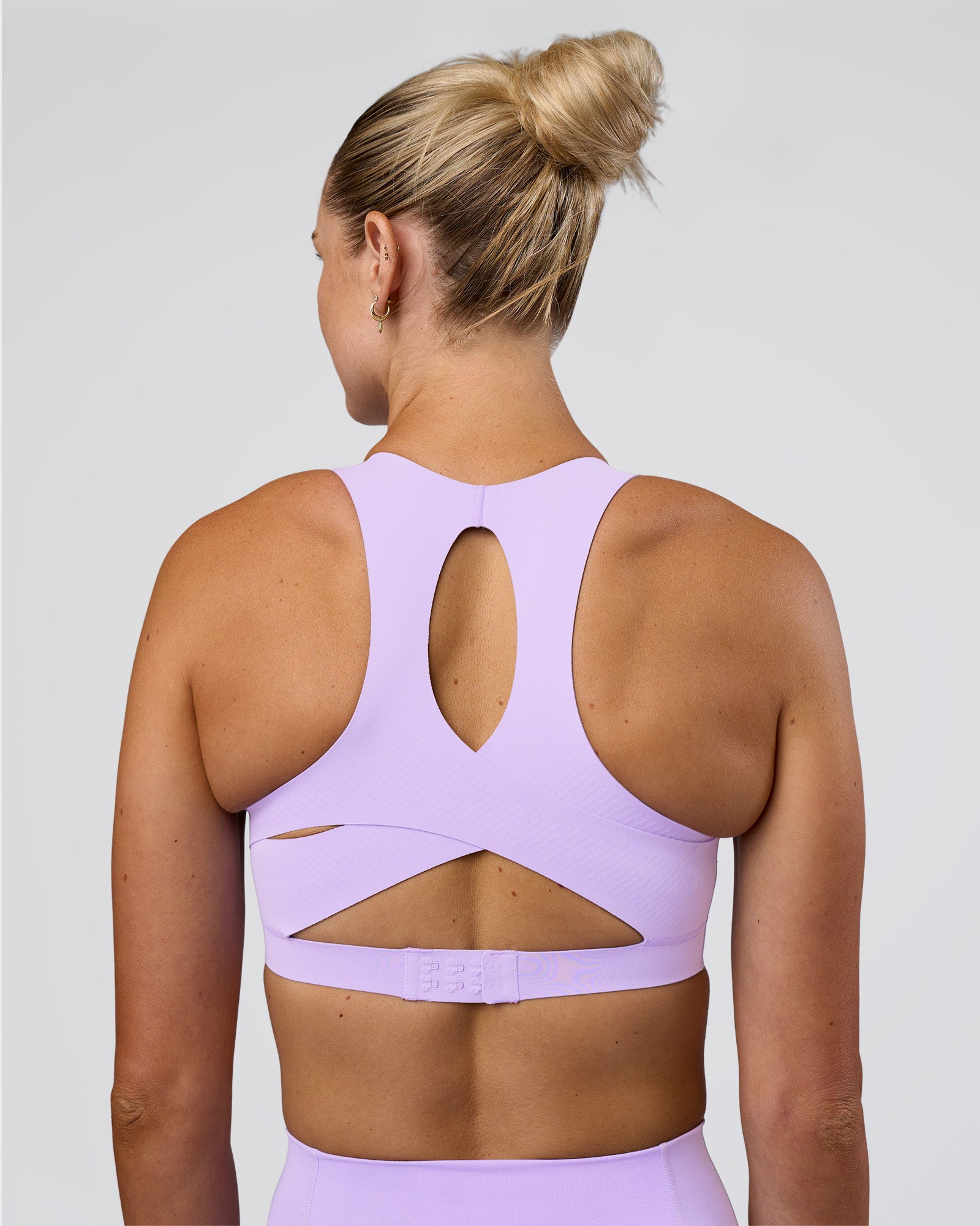 Woman wearing Fusion Sports Bra 2.0 - Pale Lilac | Model:Emelia | Size:XS