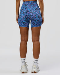 Woman Fusion V-Contour Ultra High-Rise Mid Short Pockets in Energy Print Blue Multi | Model:Brylee | Size:XS | Thumbnail Index: 8