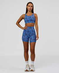Woman Fusion V-Contour Ultra High-Rise Mid Short Pockets in Energy Print Blue Multi | Model:Brylee | Size:XS | Thumbnail Index: 4