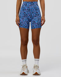 Woman Fusion V-Contour Ultra High-Rise Mid Short Pockets in Energy Print Blue Multi | Model:Brylee | Size:XS | Thumbnail Index: 6