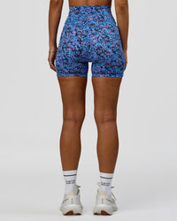 Woman Fusion V-Contour Ultra High-Rise X Short Pockets in Energy Print Blue Multi | Model:Brylee | Size:XS | Thumbnail Index: 6