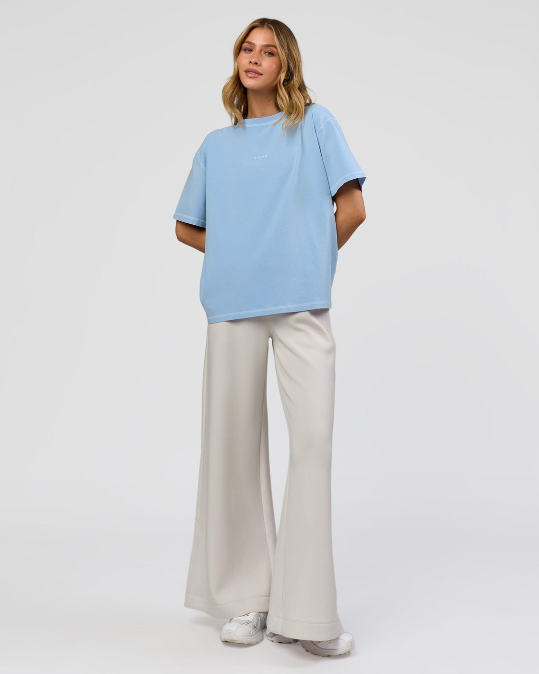 Woman wearing Go-To Contrast Oversized Heavyweight FLXCotton Tee - Open Air Washed-White | Model:Leilani | Size:XS - view 4