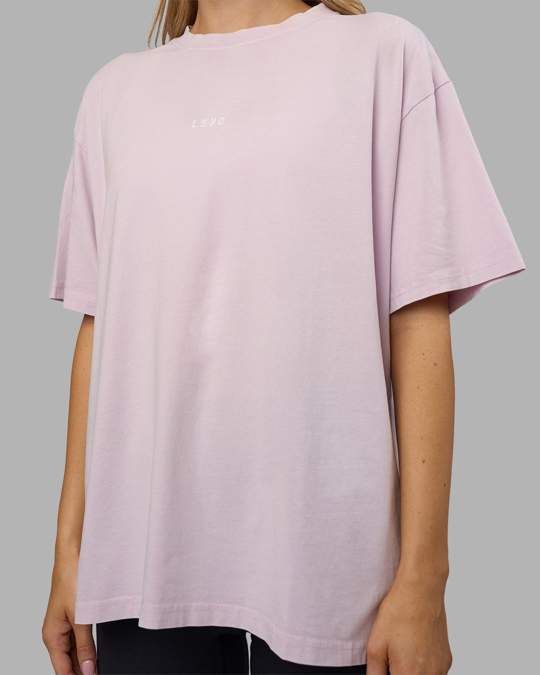 Woman wearing Go-To FLXCotton Oversized Tee - Fair Orchid Washed | Model:Leilani | Size:XS