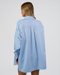 Woman wearing Go-To Oversized Shirt - Poplin Blue | Model:Leilani | Size:XS | Thumbnail Index: 2