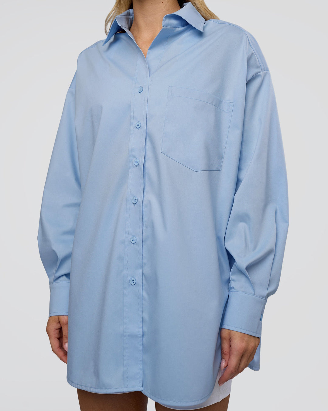 Woman wearing Go-To Oversized Shirt - Poplin Blue | Model:Leilani | Size:XS - view 6