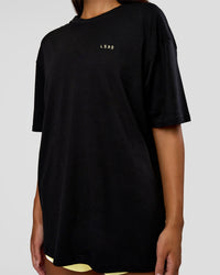 Woman wearing High Run FLXCotton Oversized Tee - Black-Yellow Fizz | Model:Kirstyn | Size:XS