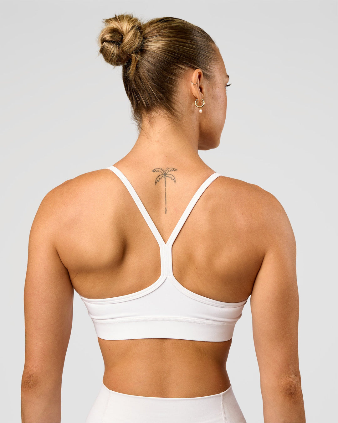 Woman wearing Lift Sports Bra - White | Model:Maja | Size:XS