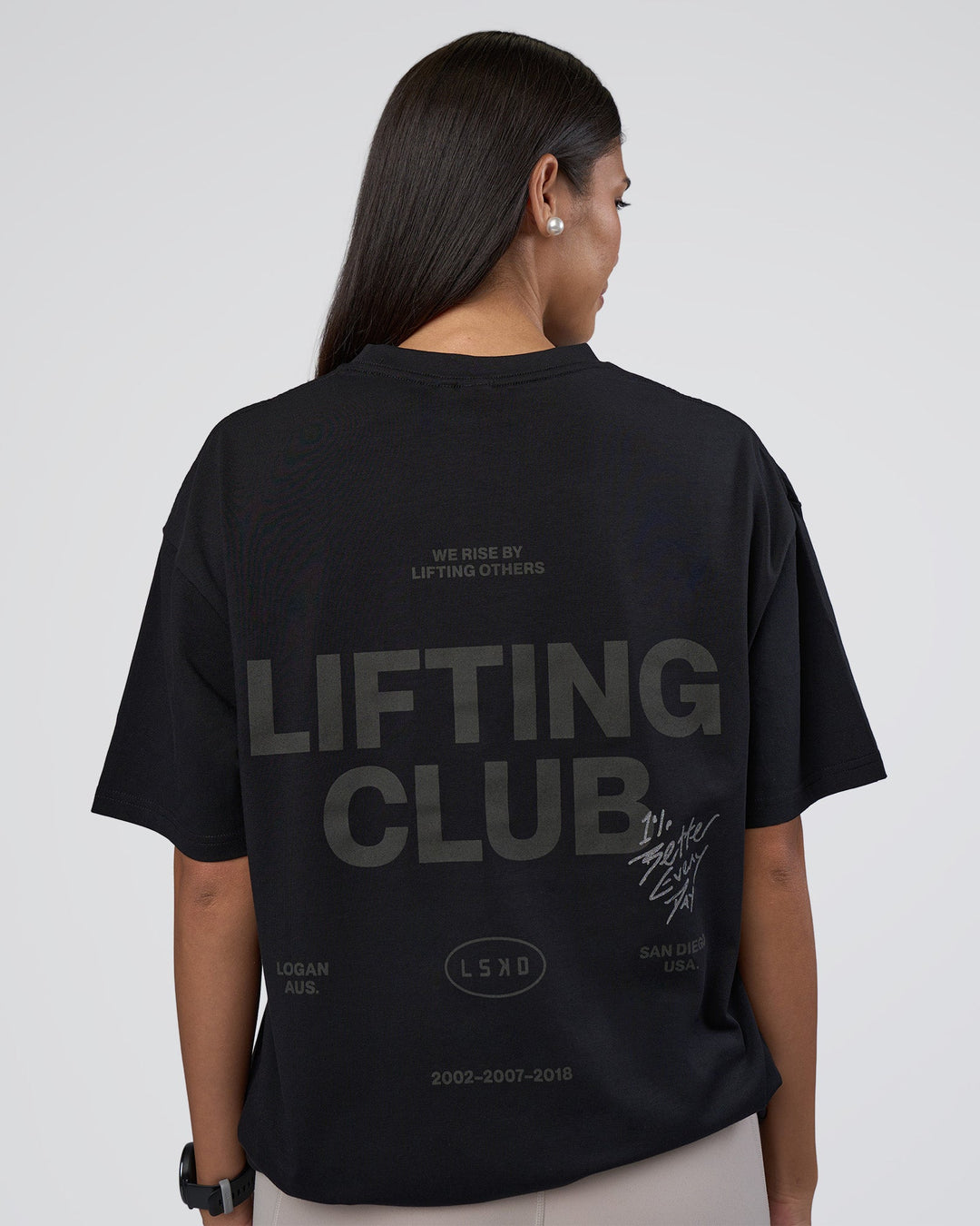 Woman wearing Lifting Club FLXCotton Tee Oversize - Black-Black | Model:Rhiley | Size:XS