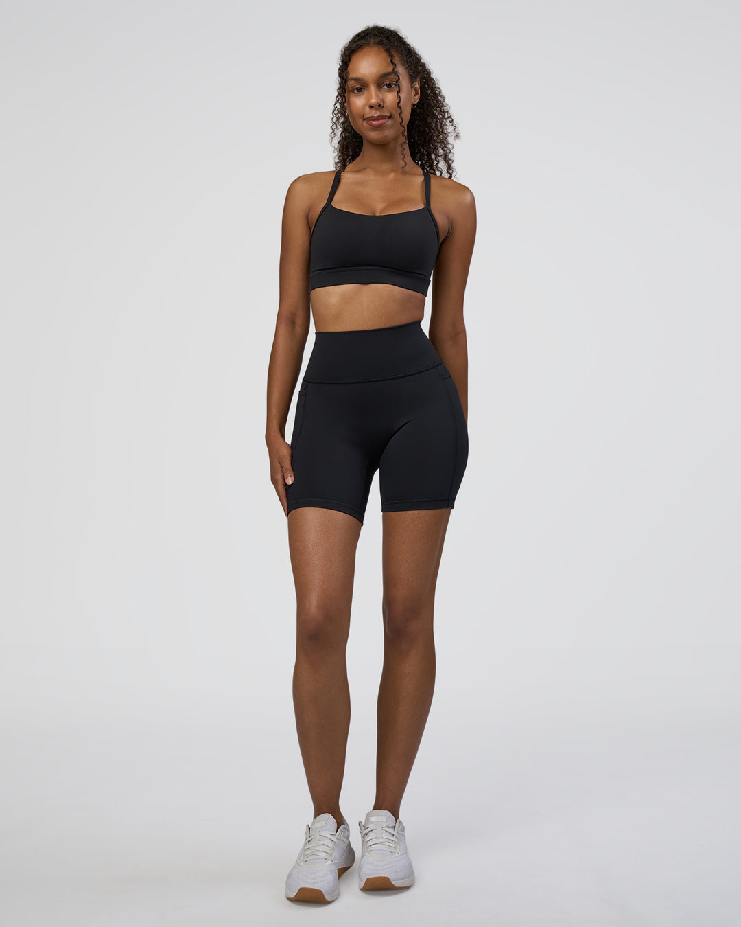 Woman wearing Momentum Sports Bra D/DD/E - Black | Model:Jordan | Size:XS