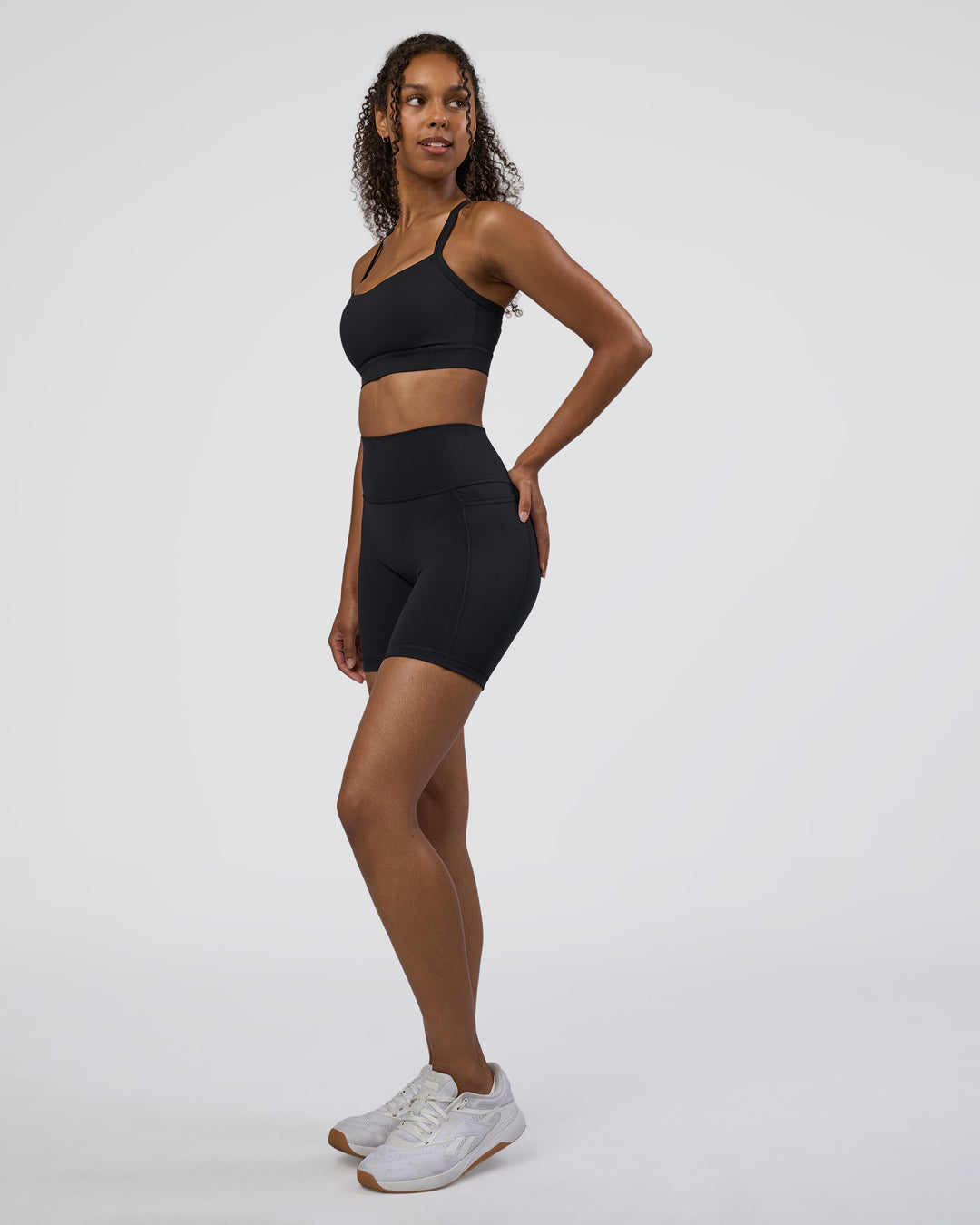Woman wearing Momentum Sports Bra D/DD/E - Black | Model:Jordan | Size:XS