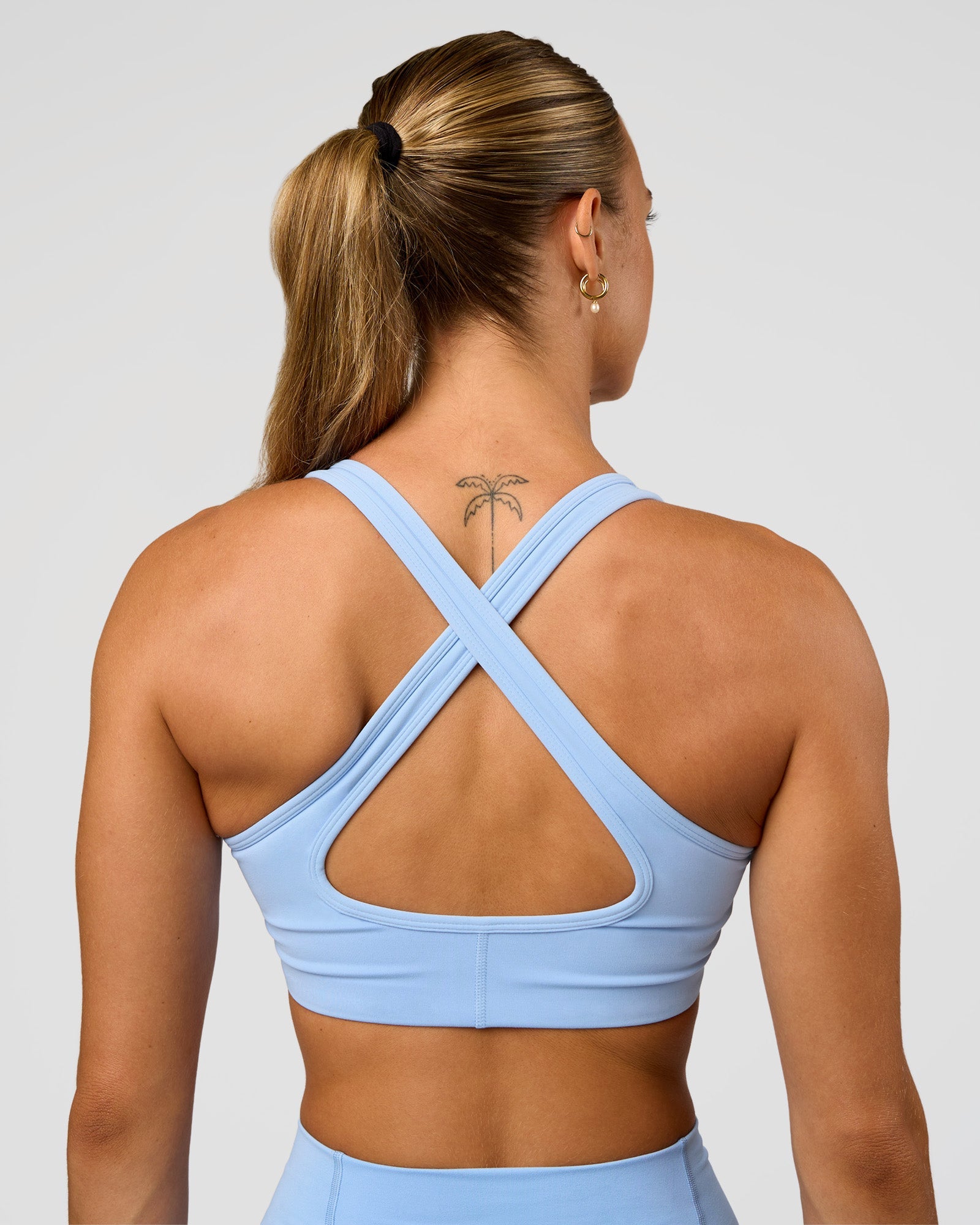 Woman wearing Stamina Sports Bra - Open Air | Set:true | Angle:back | Model:Maja | Size:XS