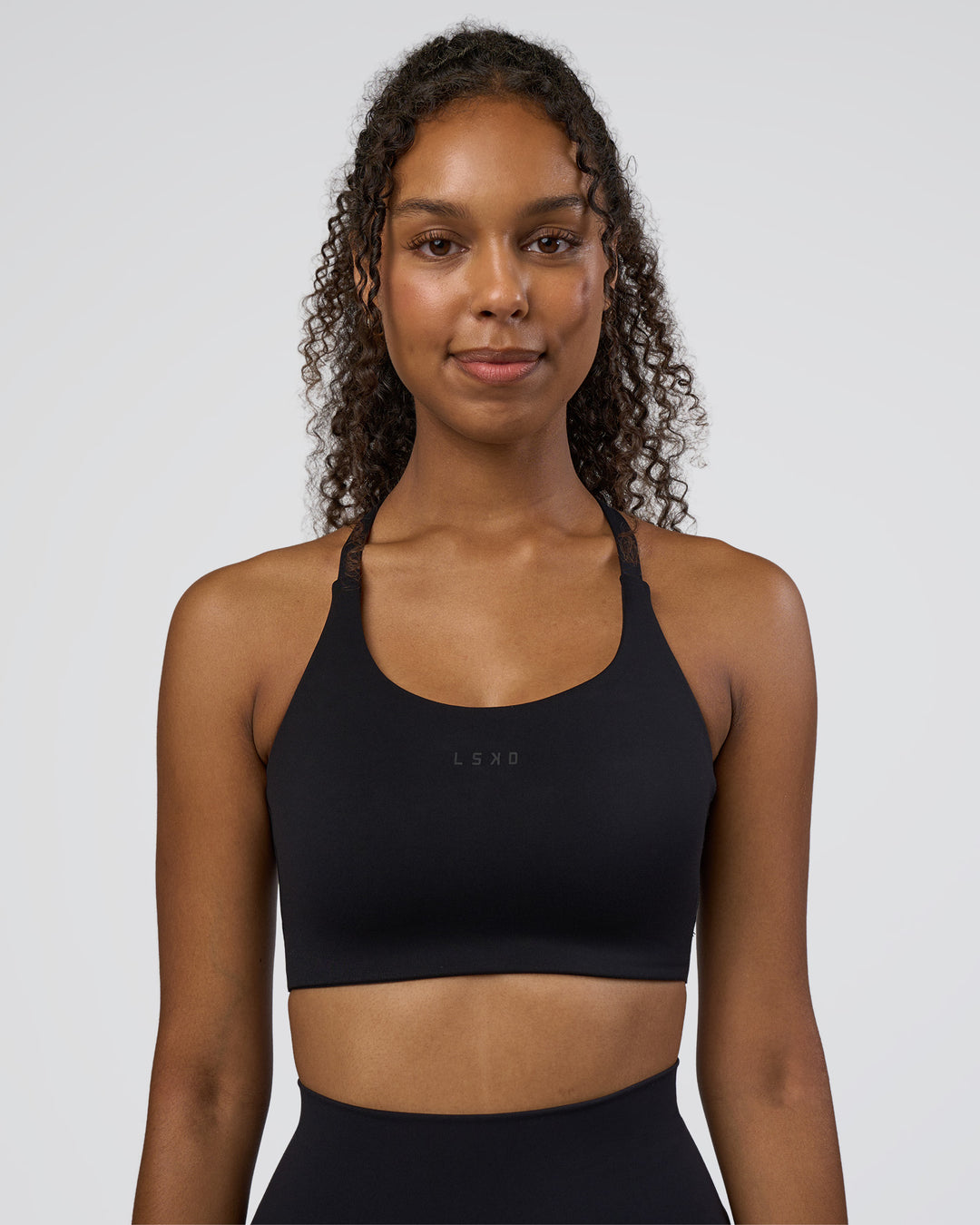 Woman wearing Twist Sports Bra D/DD/E - Black | Model:Jordan | Size:XS
