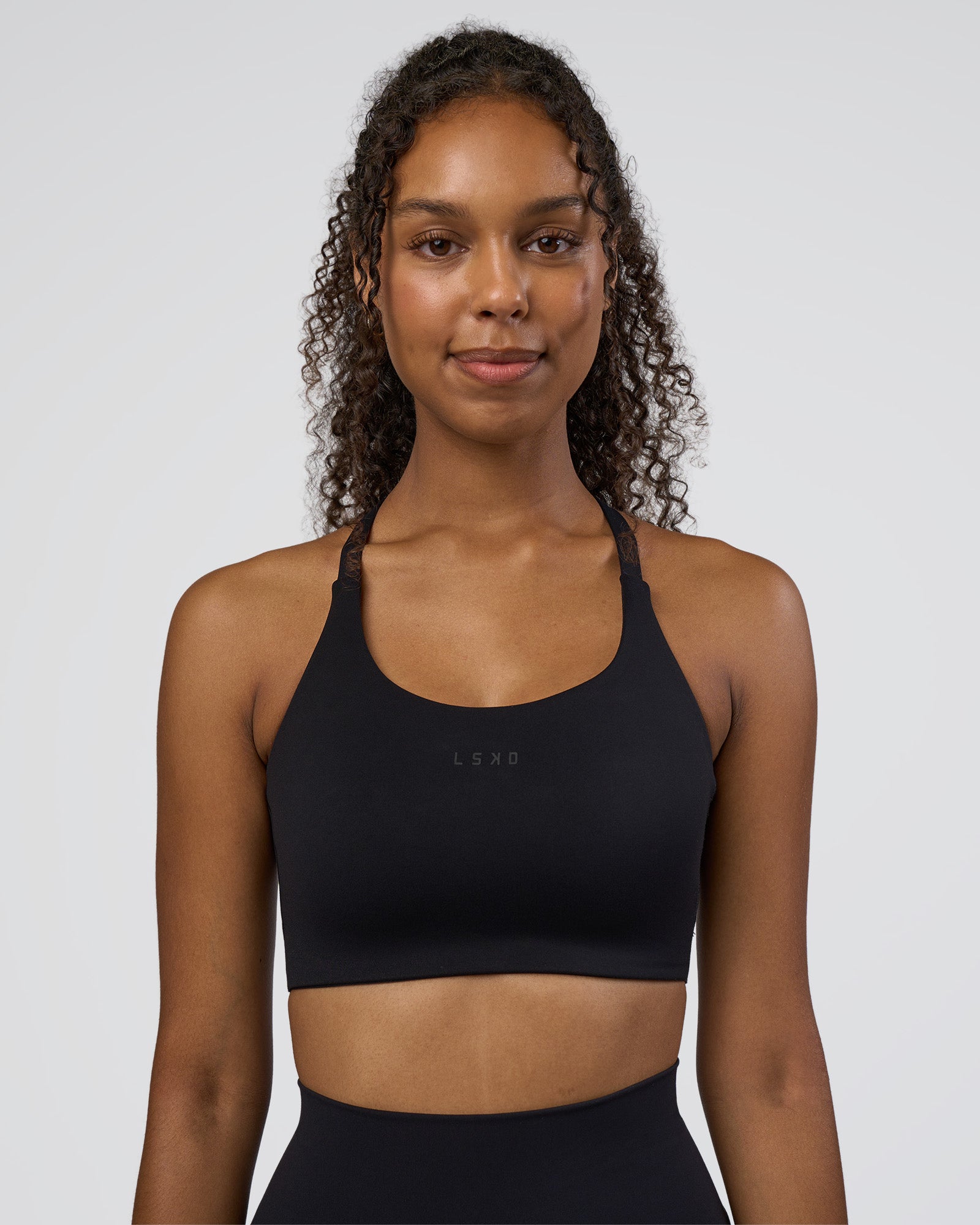 Woman wearing Twist Sports Bra D/DD/E - Black | Model:Jordan | Size:XS