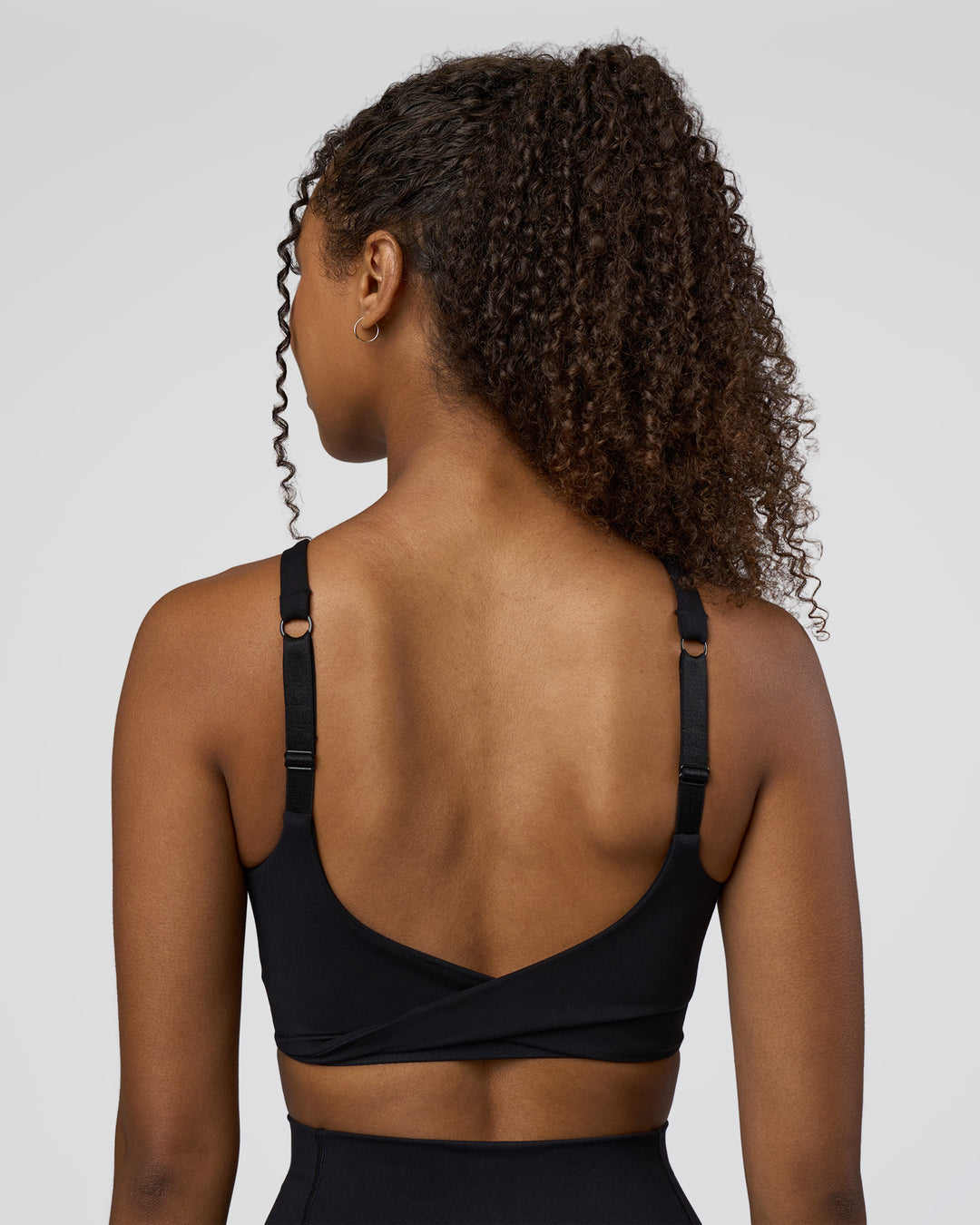 Woman wearing Twist Sports Bra D/DD/E - Black | Model:Jordan | Size:XS