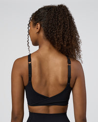 Woman wearing Twist Sports Bra D/DD/E - Black | Model:Jordan | Size:XS