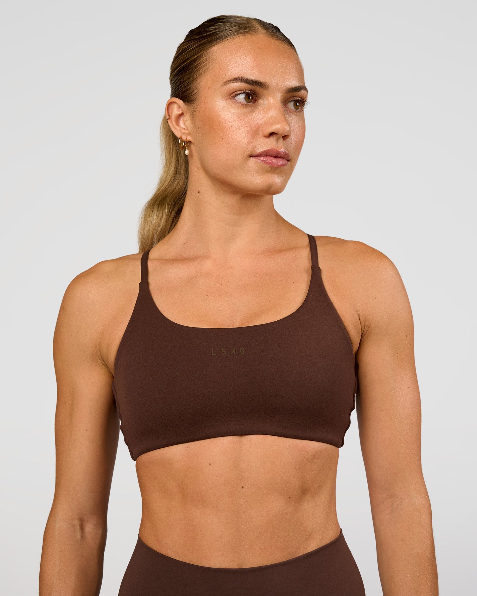 Woman wearing Twist Sports Bra - Hot Chocolate | Model:Maja | Size:XS