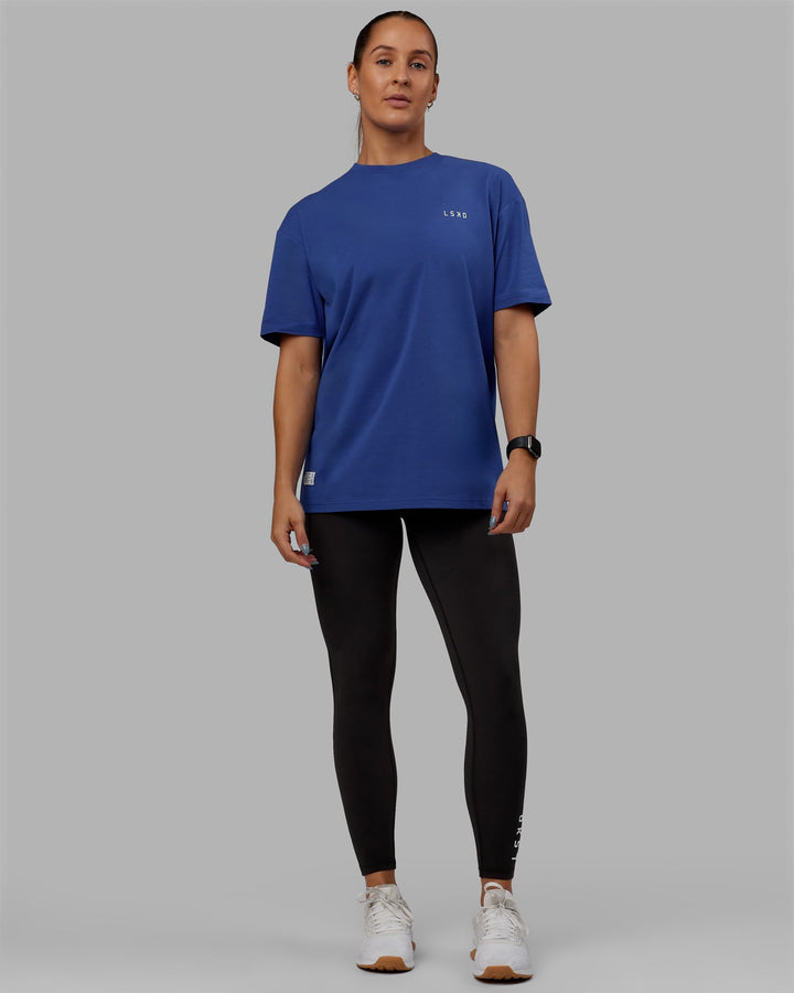 Woman wearing Unisex VS6 FLXCotton Tee Oversize - Power Cobalt-White
