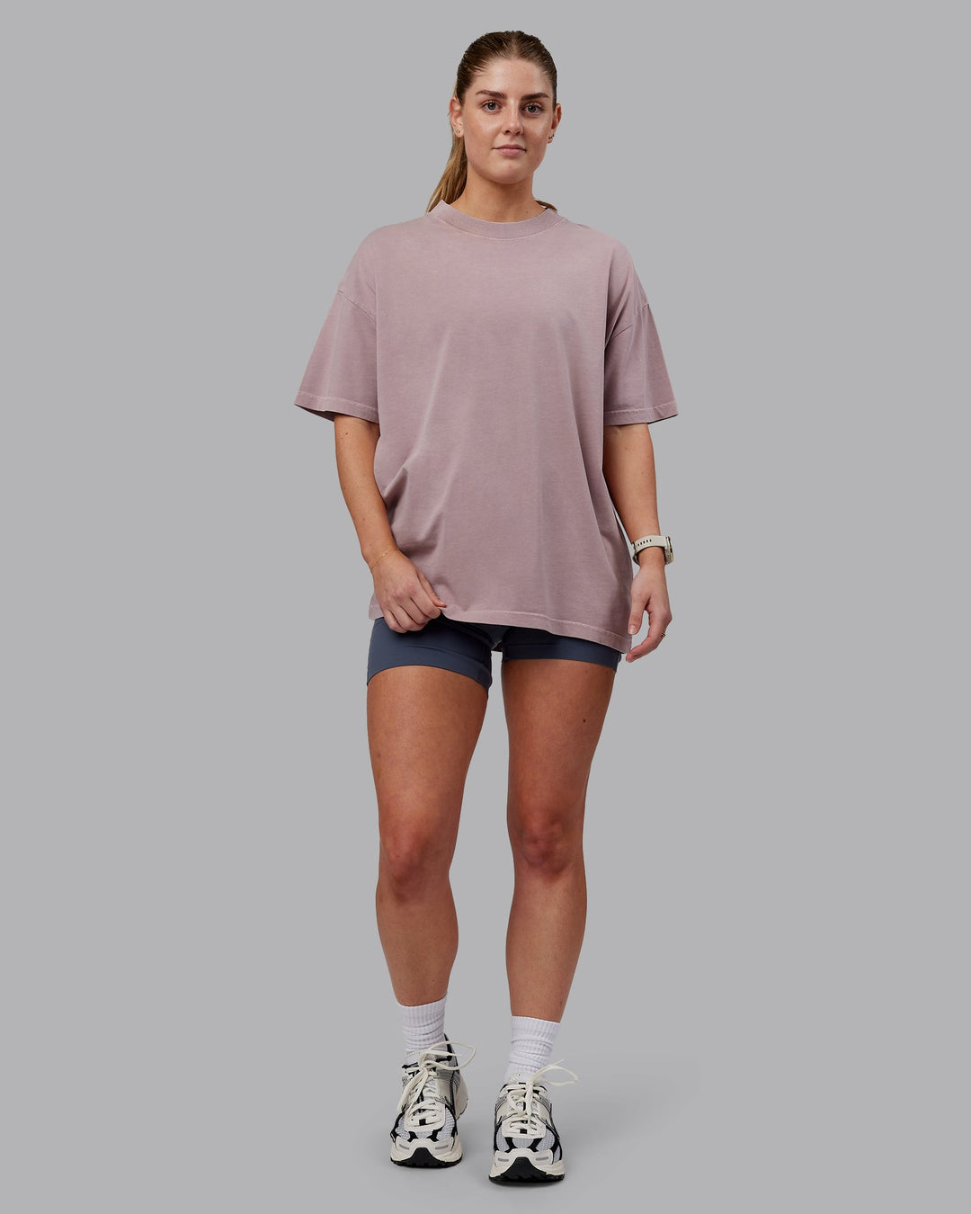 Woman wearing Unisex Washed Set The Standard Heavyweight Tee Oversize - Greyish Purple-Off White