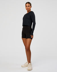 Woman wearing AeroFLX+ Seamless Long Sleeve Skimmer Tee - Black Marl | Model:Charli | Size:XS