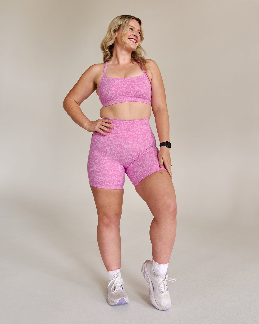 Campaign image of Fusion V-Contour Ultra High-Rise 6" Short Pockets - Energy Print Marshmallow - view 11