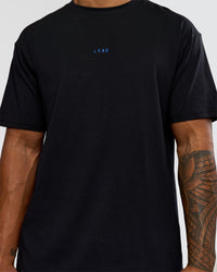 Man wearing Run Club Elevate FLXCotton Oversized Tee - Black-Electric Indigo | Model:Xav | Size:L