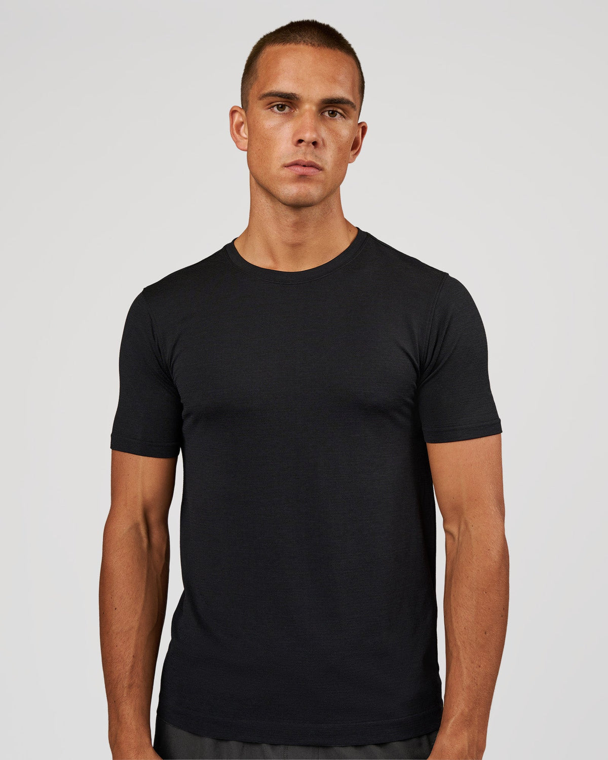 Man wearing AeroFLX+ Seamless Set In Tee - Black Marl | Model:Albert | Size:M