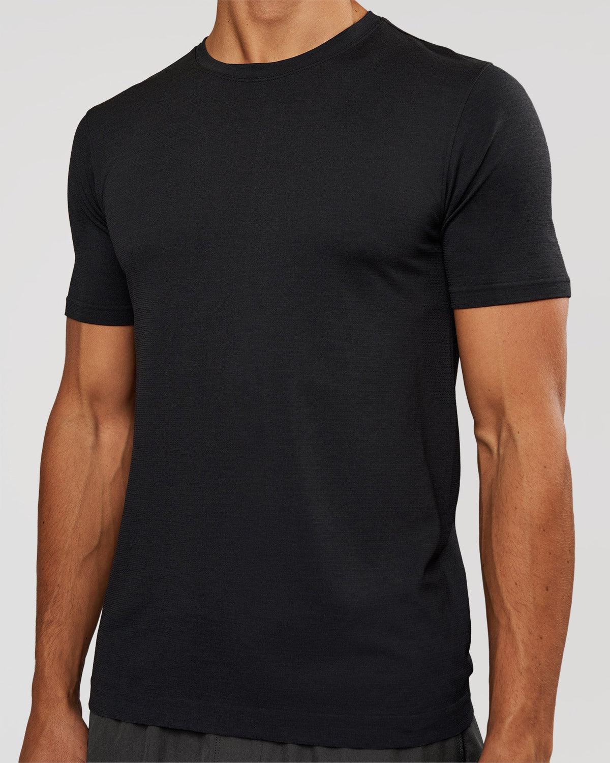 Man wearing AeroFLX+ Seamless Set In Tee - Black Marl | Model:Albert | Size:M