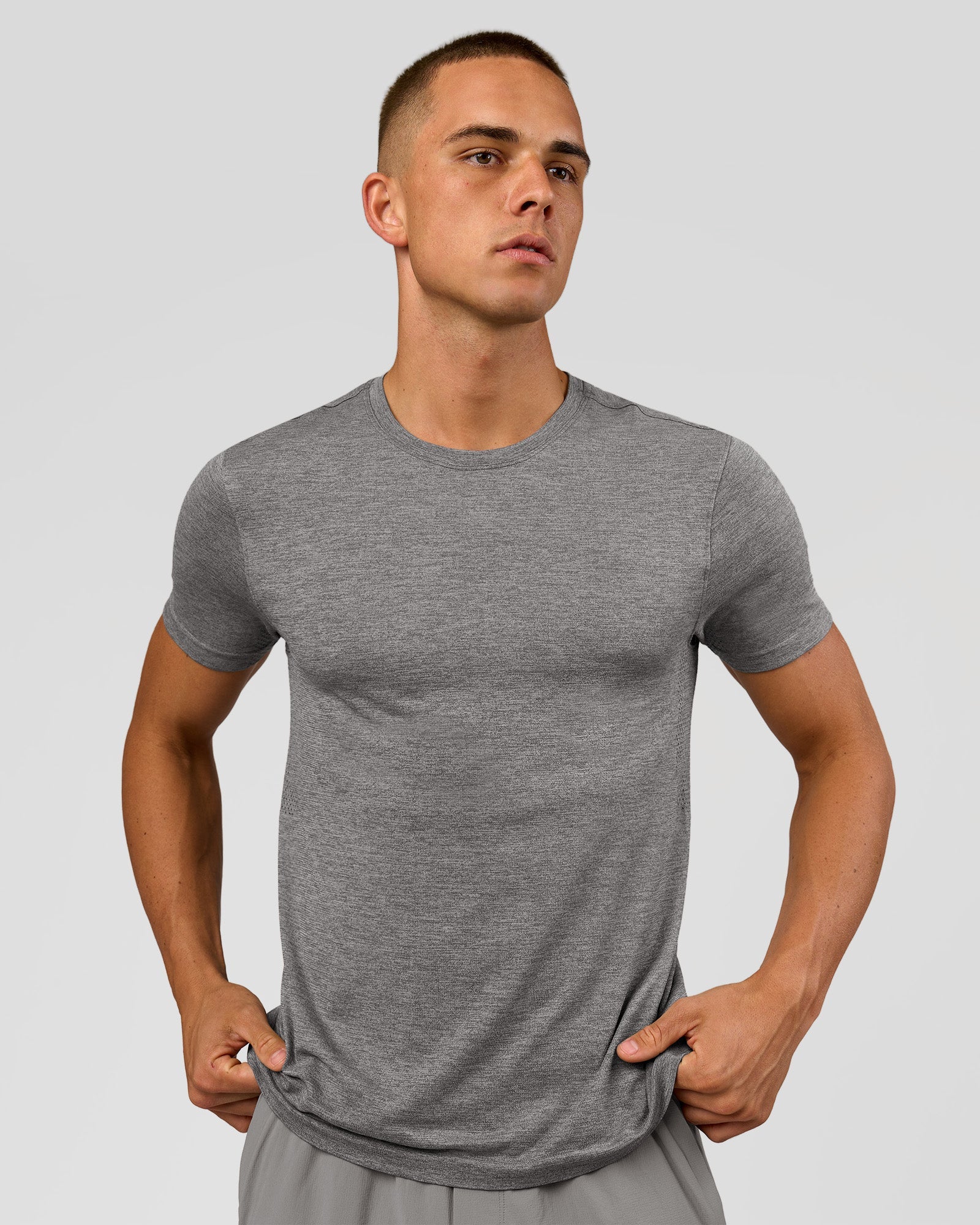 Man wearing AeroFLX+ Seamless Set In Tee Jacquard - Dark Storm/Alloy | Model:Albert | Size:M