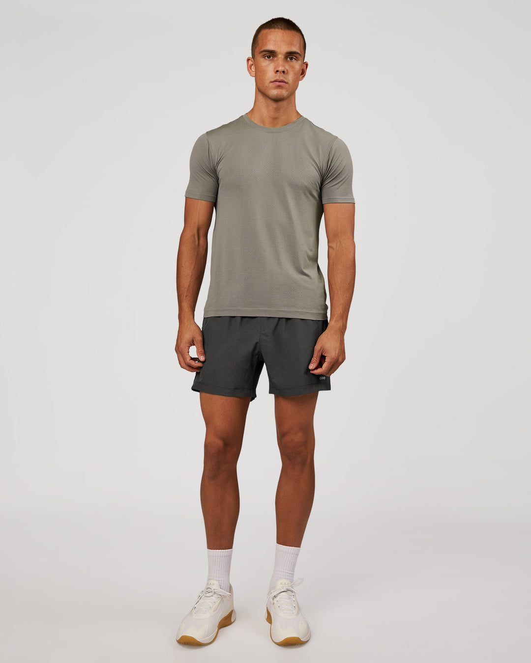 Man wearing AeroFLX+ Seamless Set In Tee - Storm Front/Storm Front | Model:Albert | Size:M - view 4