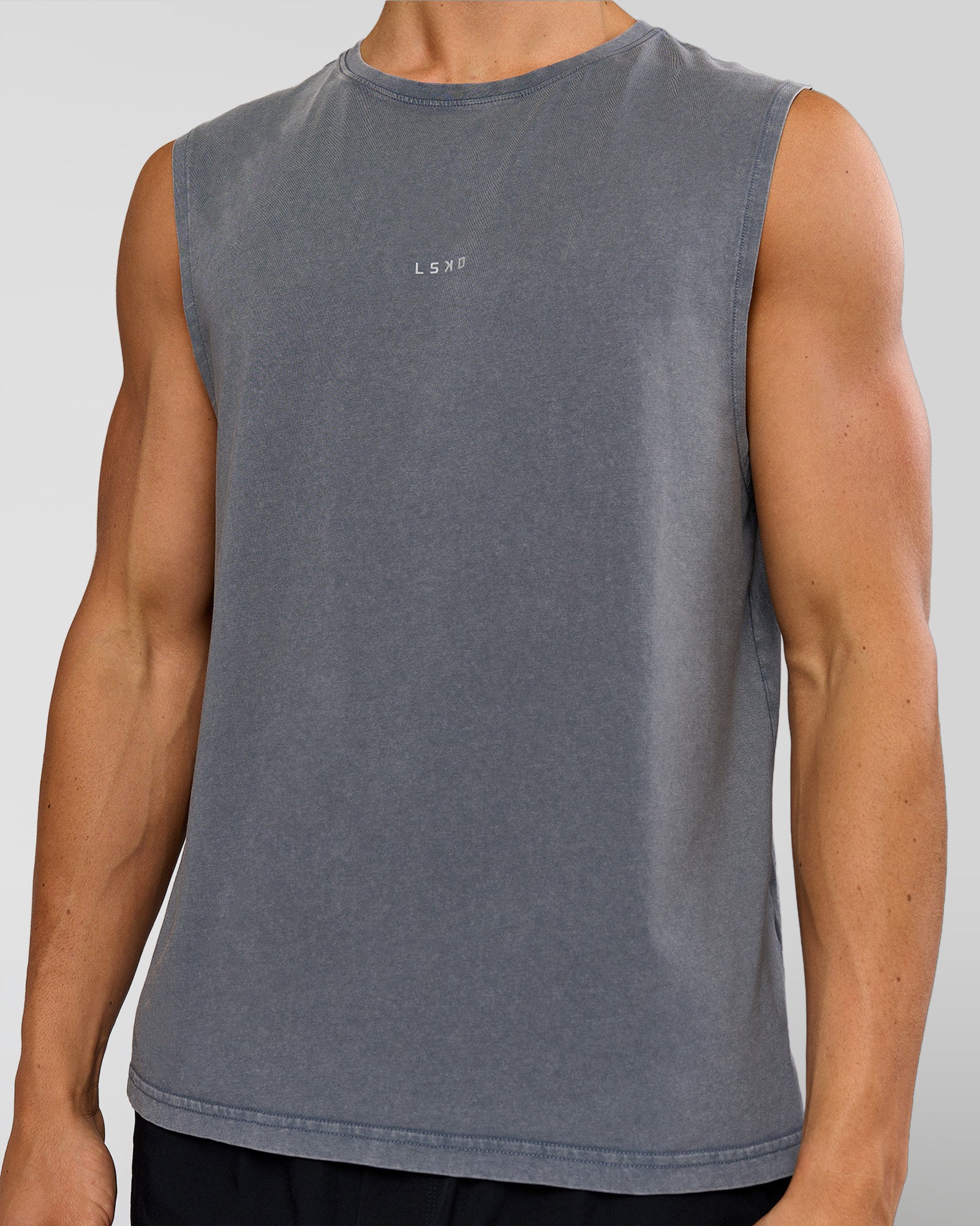 Man wearing Base FLXCotton Tank Regular Fit -8cm - Dark Storm Washed | Model:Albert | Size:M