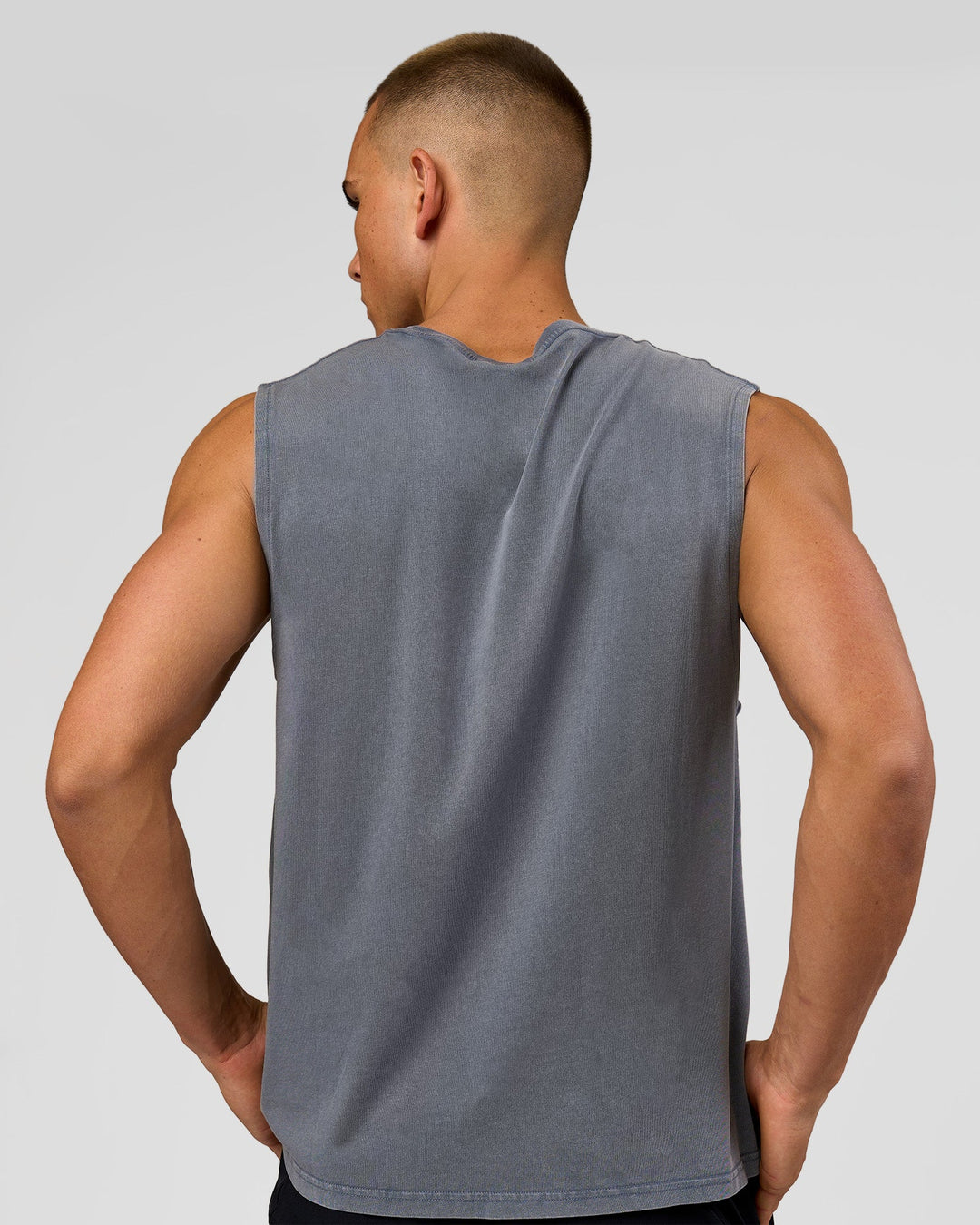 Man wearing Base FLXCotton Tank Regular Fit -8cm - Dark Storm Washed | Model:Albert | Size:M - view 3