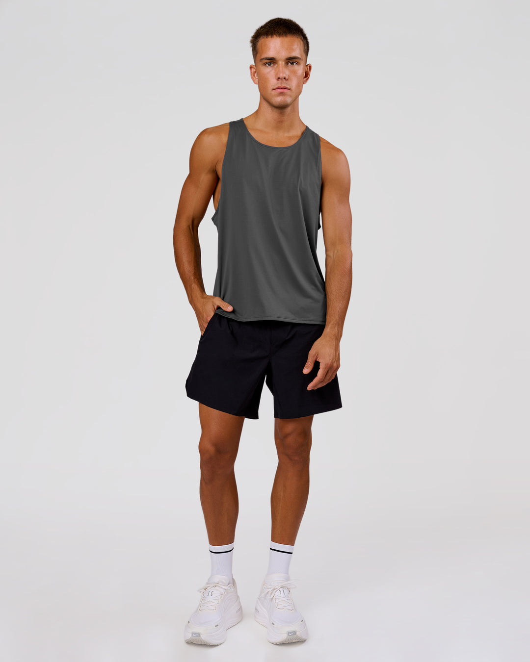 Man wearing Pace Running Tank 3.0 - Dark Storm | Model:Albert | Size:M - view 6