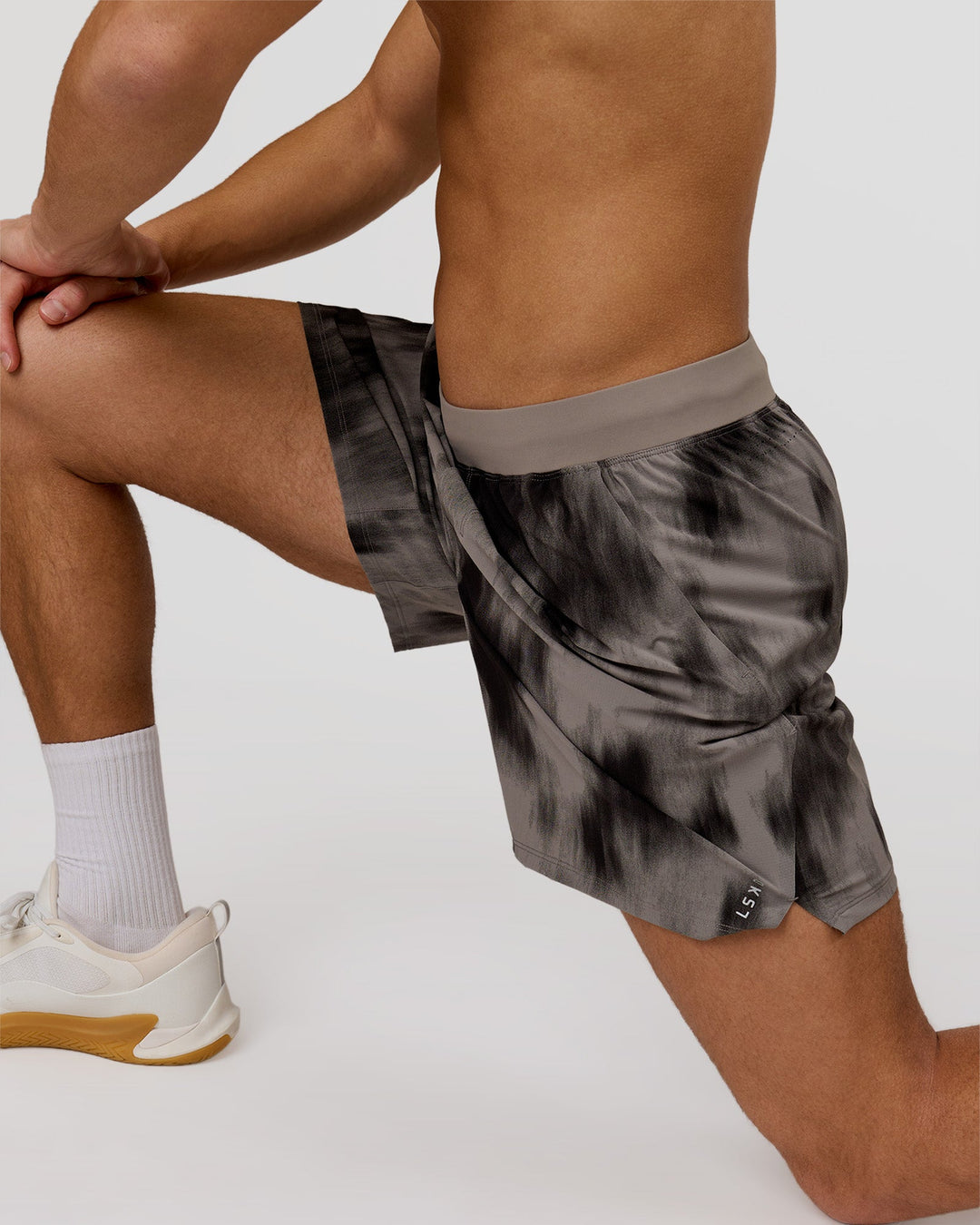 Man wearing Functional Training 7" Short - Bitmap Blur Storm Front | Model:Leandro | Size:M - view 5