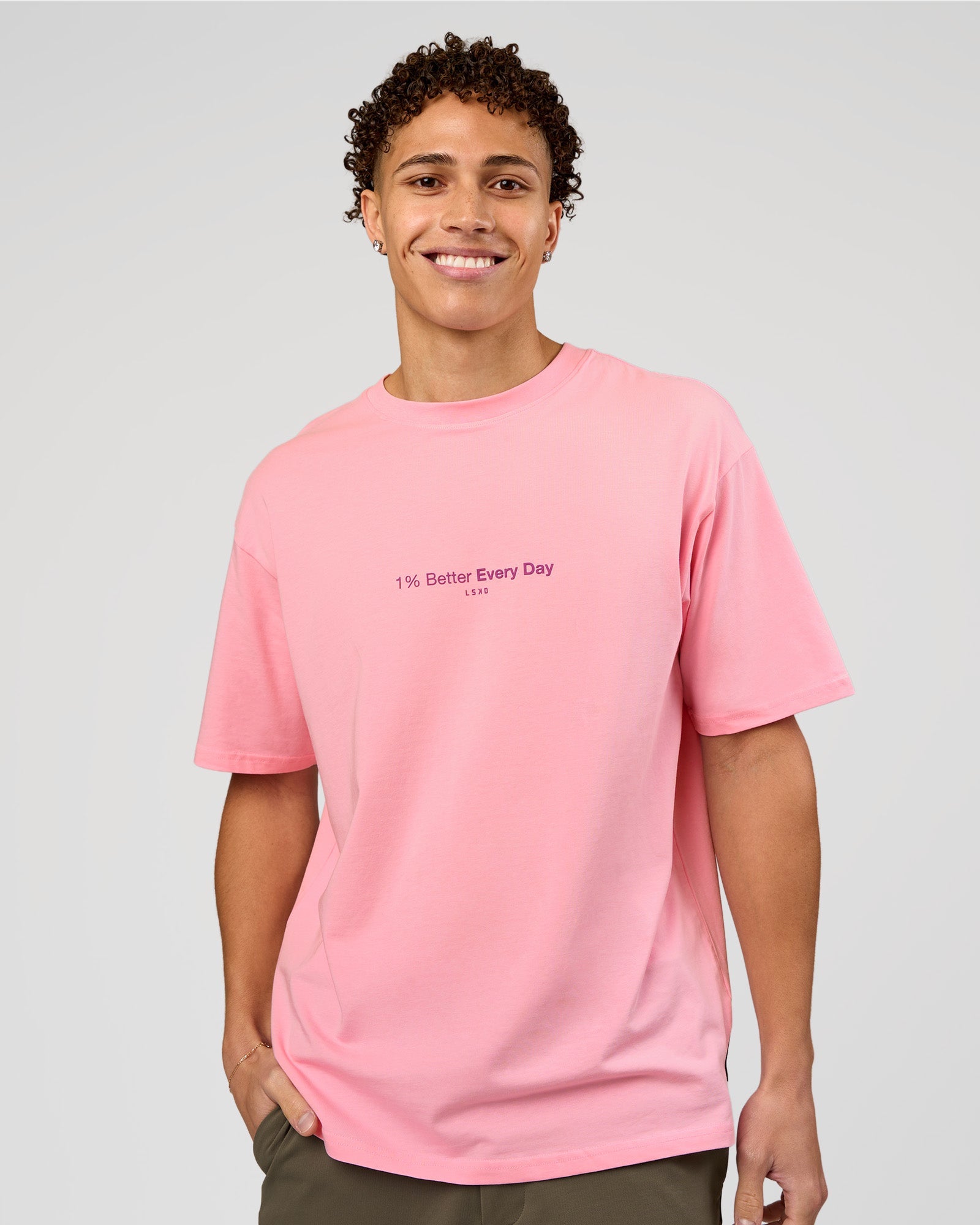 Man wearing VS6 1% Better FLXCotton Oversize Tee - Pink Rose | Model:Leandro | Size:M
