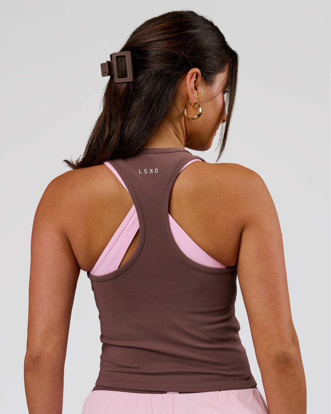 Woman wearing Flow Performance Tank 2.0 - Cocoa Powder | Model:Bianca | Size:S - view 3