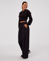 Woman wearing Bend Woven Pant - Black | Model:Charli | Size:XS | Thumbnail Index: 0
