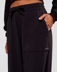 Woman wearing Bend Woven Pant - Black | Model:Charli | Size:XS | Thumbnail Index: 3