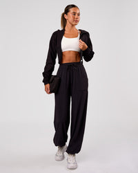 Woman wearing Bend Woven Pant - Black | Model:Charli | Size:XS | Thumbnail Index: 8