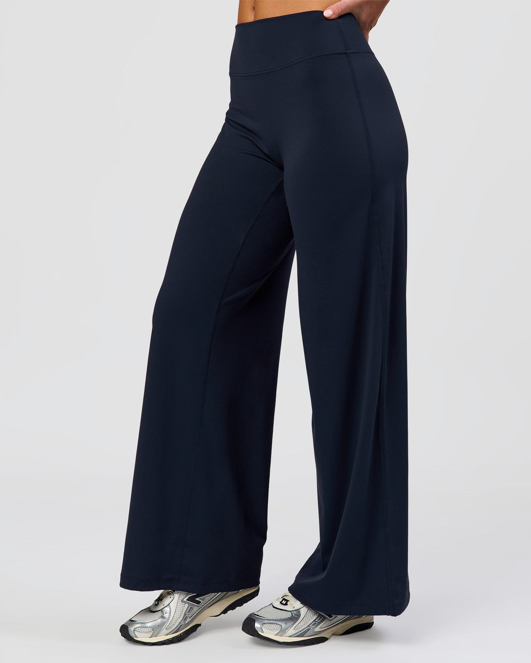 Woman wearing Elixir High-Rise Petite Pant - Midnight Navy | Model:Issy | Size:XS - view 2