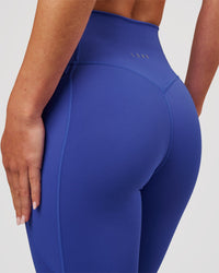 Woman wearing Fusion V-Contour Ultra High-Rise 7/8 Legging Pockets - Power Cobalt | Model:Issy | Size:XS | Thumbnail Index: 4