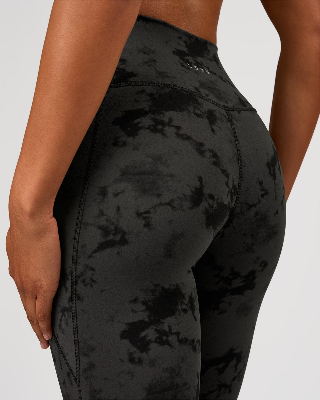 Woman wearing Fusion Ultra High-Rise 7/8 Legging Pockets - Obsidian/Black Tye Dye | Model:Rosie | Size:XS - view 6