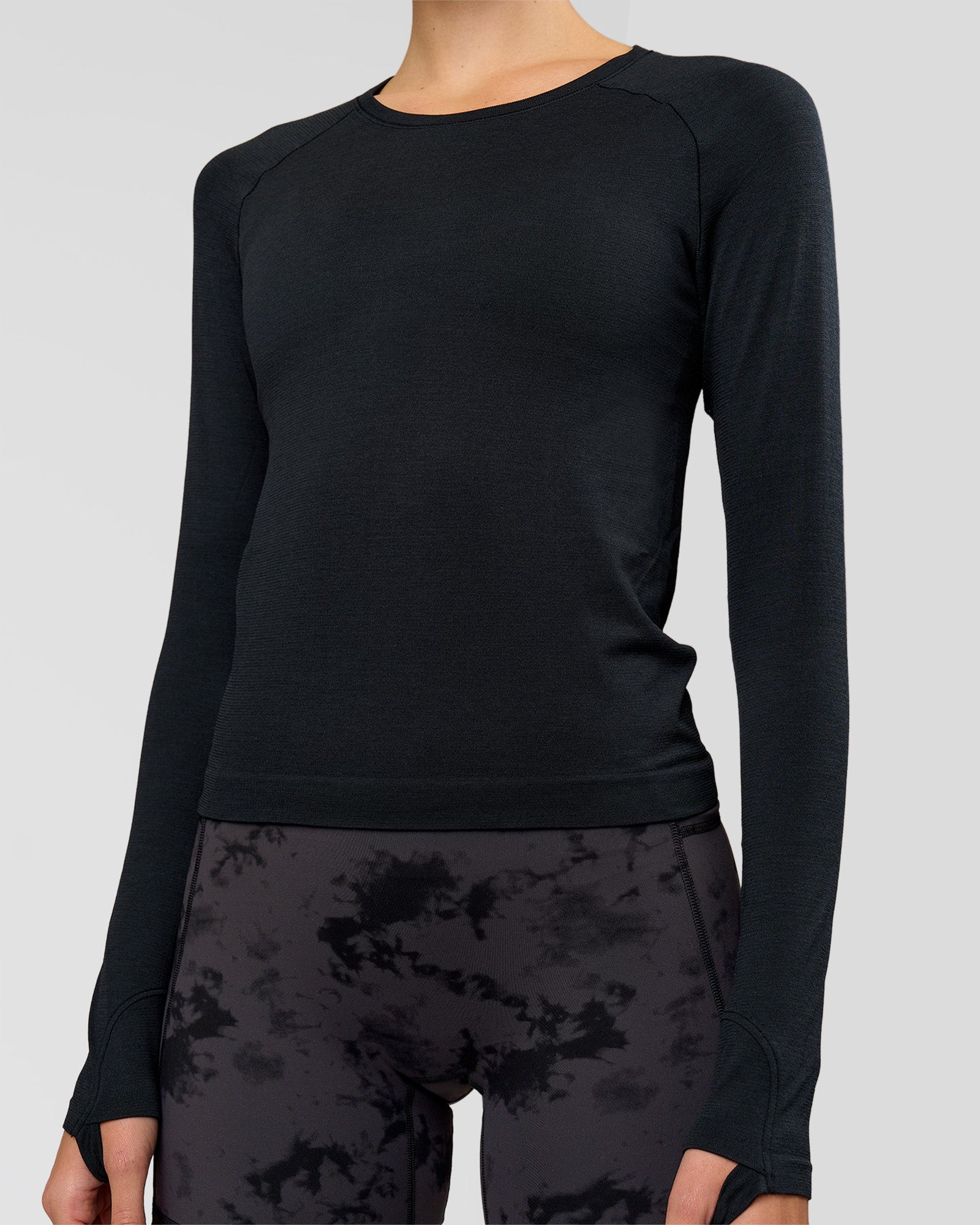 Woman wearing AeroFLX+ Seamless Long Sleeve Tee - Black Marl | Model:Taneisha | Size:XS