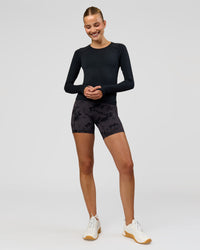 Woman wearing AeroFLX+ Seamless Long Sleeve Tee - Black Marl | Model:Taneisha | Size:XS | Thumbnail Index: 4