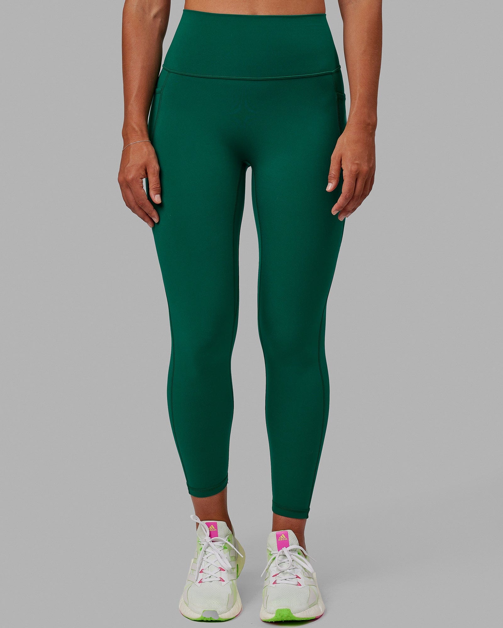Woman wearing Fusion Ultra High-Rise 7/8 Legging Pockets - Malachite | Model:Sophie | Size:S