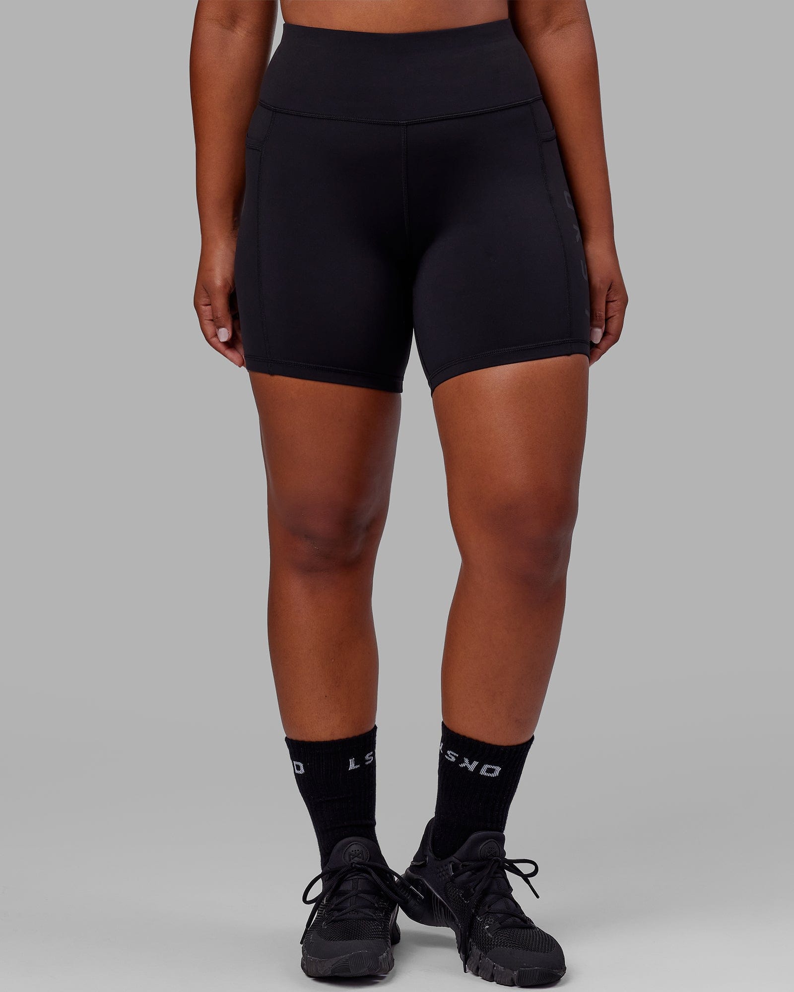 Model-Rep-Mid-Short-Tight-